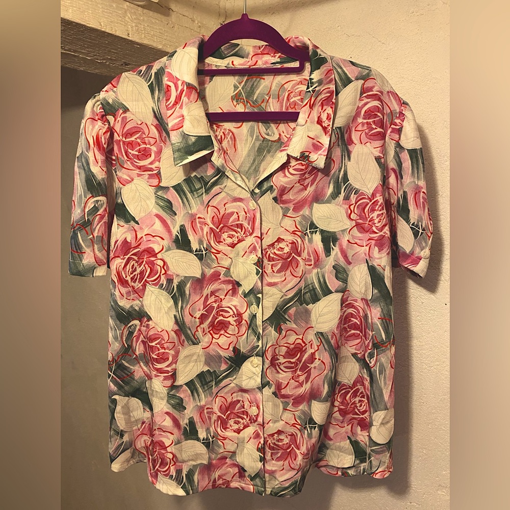 Pretty in Pink Rose Pattern Button Down M
